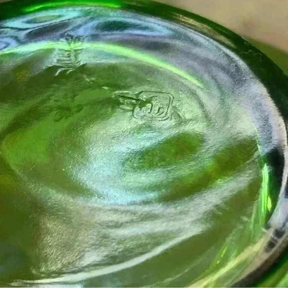 Vintage small green Anchor Hocking vase with ruffled edge - Picture 6 of 6